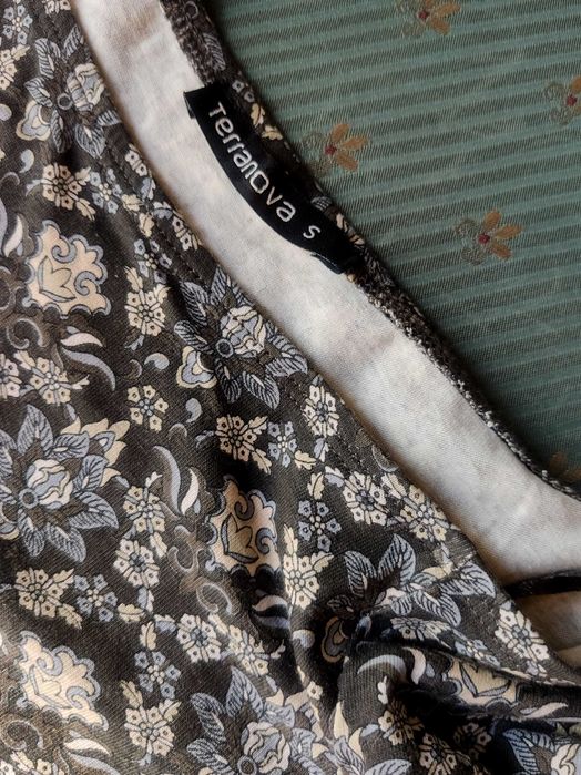 Szara obcisła sukienka mini w kwiatki