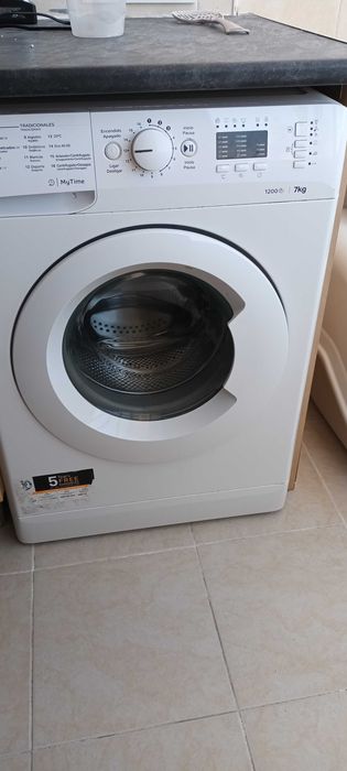 Cama sommier e duas mesas de cabeceira o conjunto. Roupeiro. Máquina de lavar roupa e Sofá articulado.
