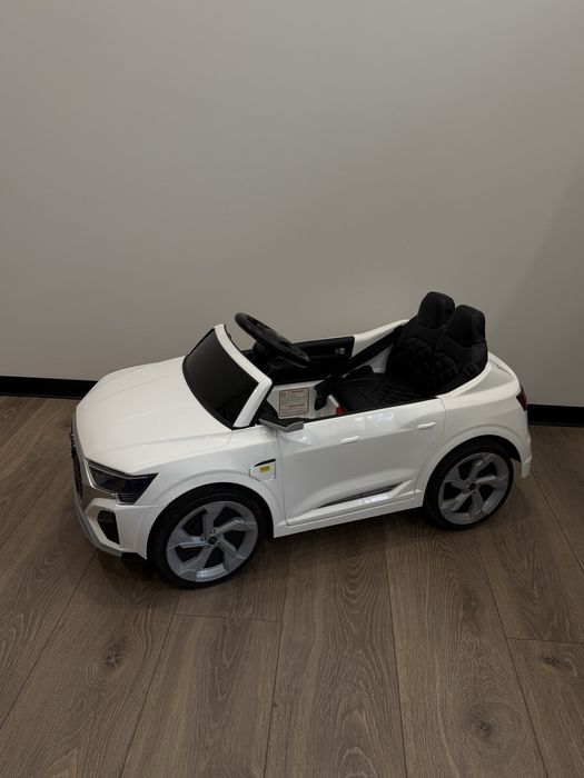 Дитячий автомобіль AUDI SQ8 в ідеальному стані. Чудово підійде на подарунок
