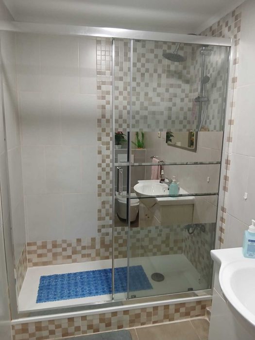 Alugo Quarto para utilização individual, com entrada imediata - Laranjeiro (Despesas incluídas)