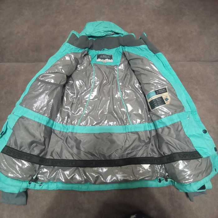 Жіноча куртка бренду High Experience.