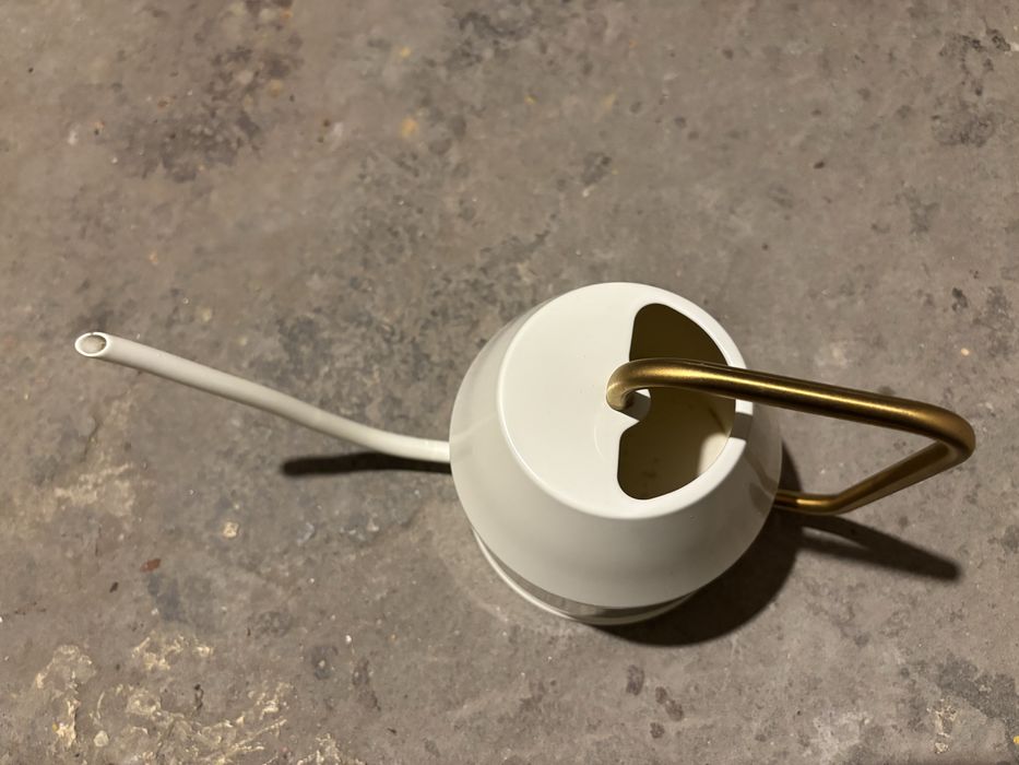 konewka IKEA VATTENKRASSE w kolorze kości słoniowej/złotym