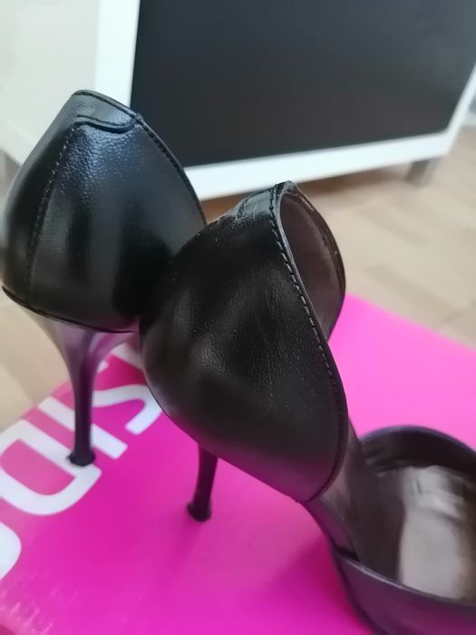 Sapatos elegantes todos em pele na cor preta