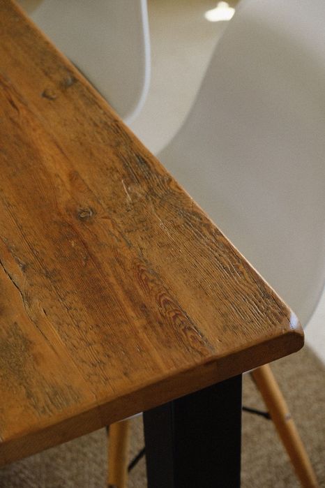 mesa de madeira con pes de ferro preto, em perfeito estado