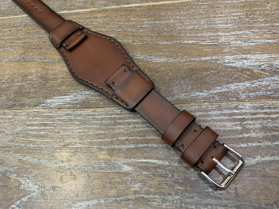 Не прошитый плоский кожаный ремешок с напульсником ручной работы