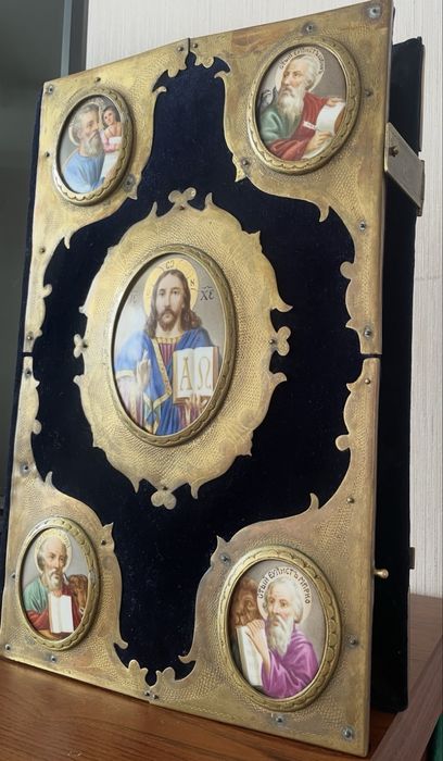 Евангелие в окладе с финифтью