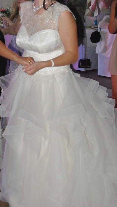 Suknia ślubna z falbanami