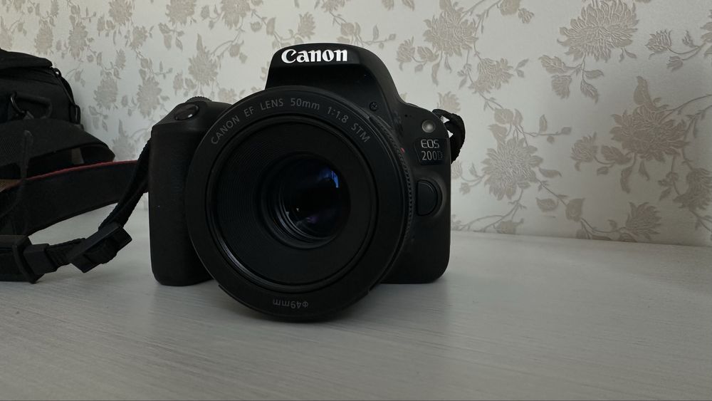 Дзеркальний фотоапарат Canon eos 200d