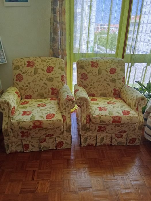 Dois sofás estampados