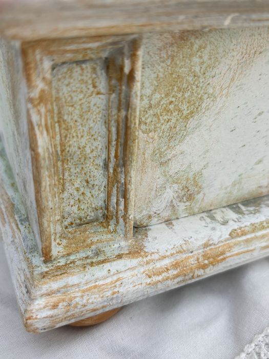 Toaletka ze złoceniami Shabby chic