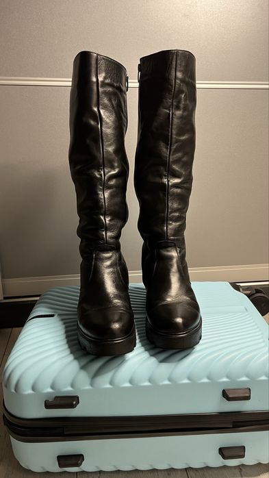 Високі зимні чорні шкіряні жіночі чоботи на тракторній підошві