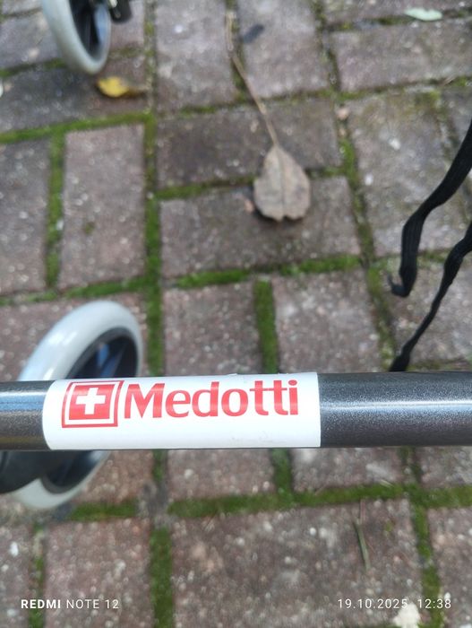 Nowy balkonik chodak składany z siedziskiem i koszem ma zakupy