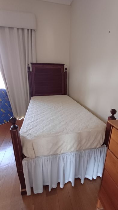 Cama e colchão em muito bom estado