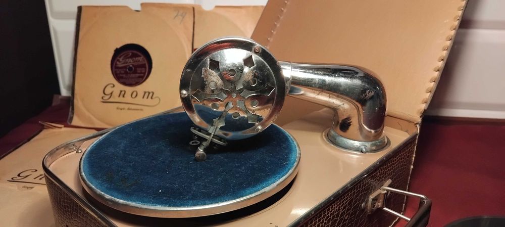 Przedwojenny miniaturowy gramofon + 8 płyt i etui z 40 igłami Polyphon