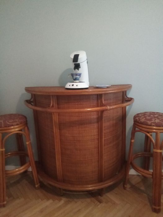 Wiklinowy barek kuchenny z dwoma wysokimi stołkami - styl kolonialny