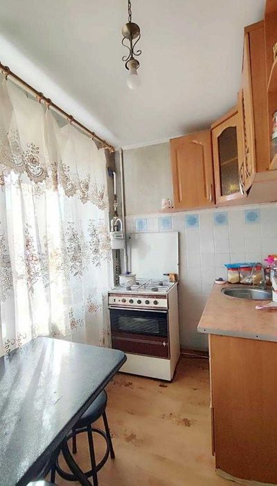 Продам 2 кімнатну квартиру в Дергачах по вулиці Садовій в цегляному будинку.