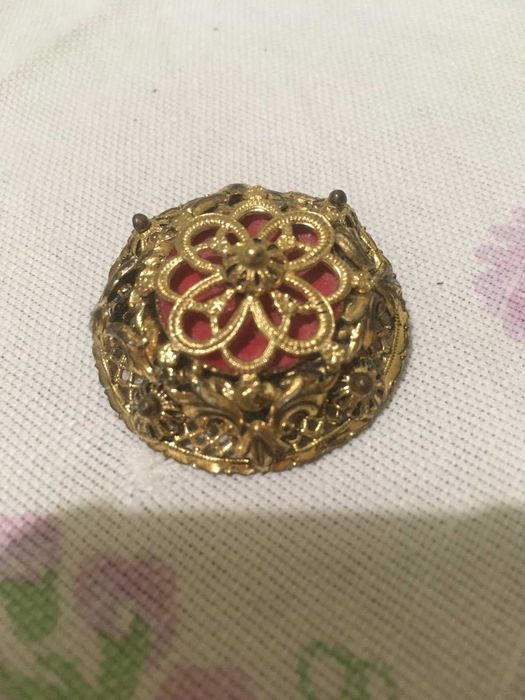 Броши разные: винтаж и современные.