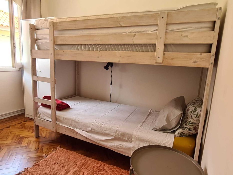 Beliche Ikea, velatura em branco, bom estado, com dois colchões