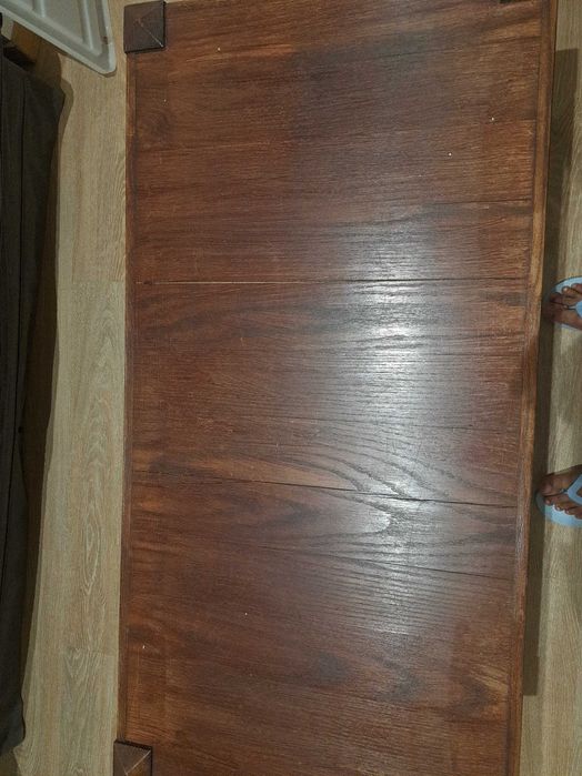 Mesa de madeira de sala