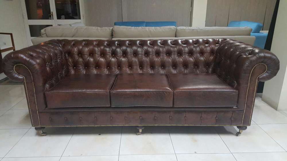 Sofá Chesterfield em pele envelhecida - NOVO