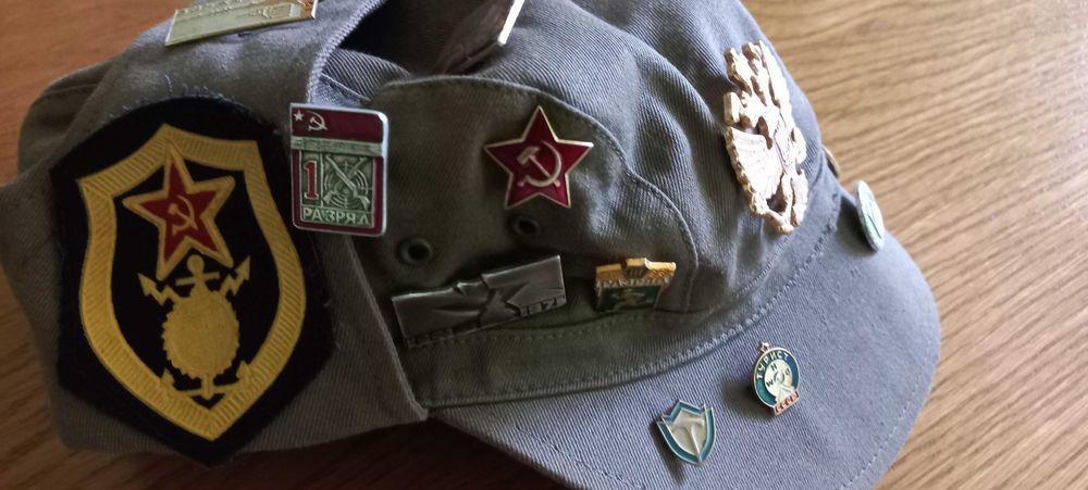 Czapka wojskowa rosyjska +20 odznaczeń , wpinek