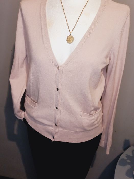 Swetrek na guziki pudrowy róż M