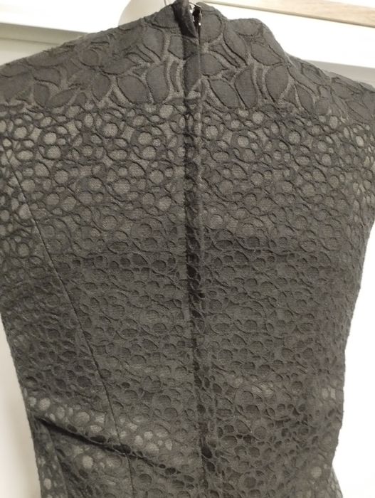 Czarna sukienka lekko rozkloszowana