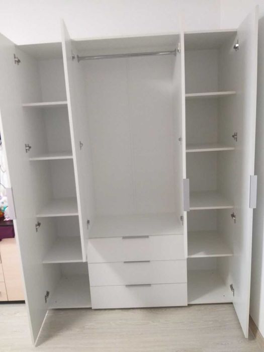 Шафи для одягу в наявності