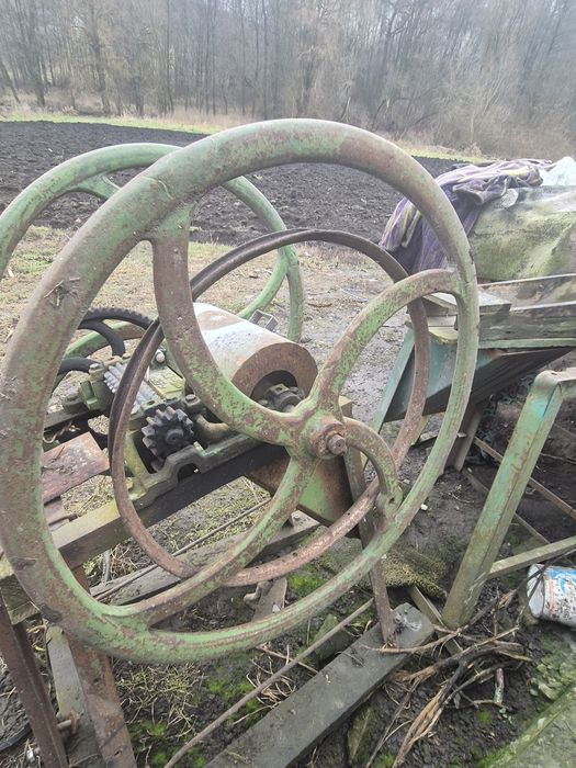 Продам січкарню з мотором.