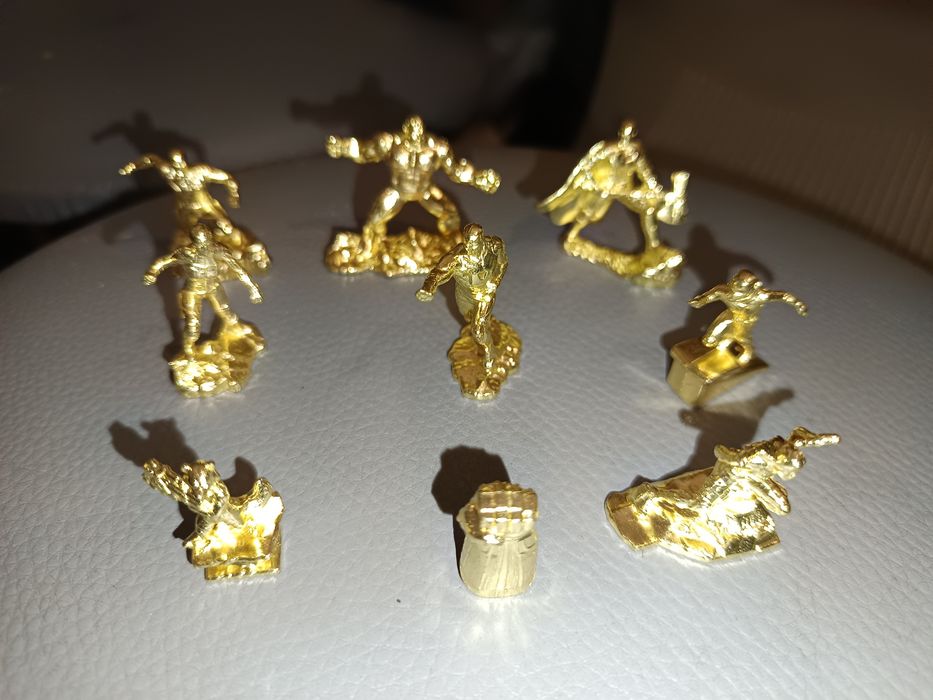 9 małych metalowych figurek superbohaterów Marvela