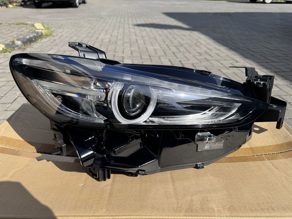 Права фара Mazda6