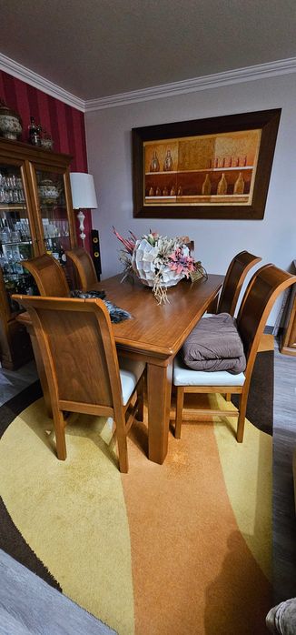 Sala de jantar em cerejeira praticamente nova.