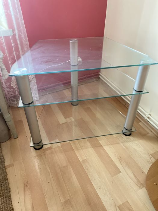 Szklany stolik pod telewizor