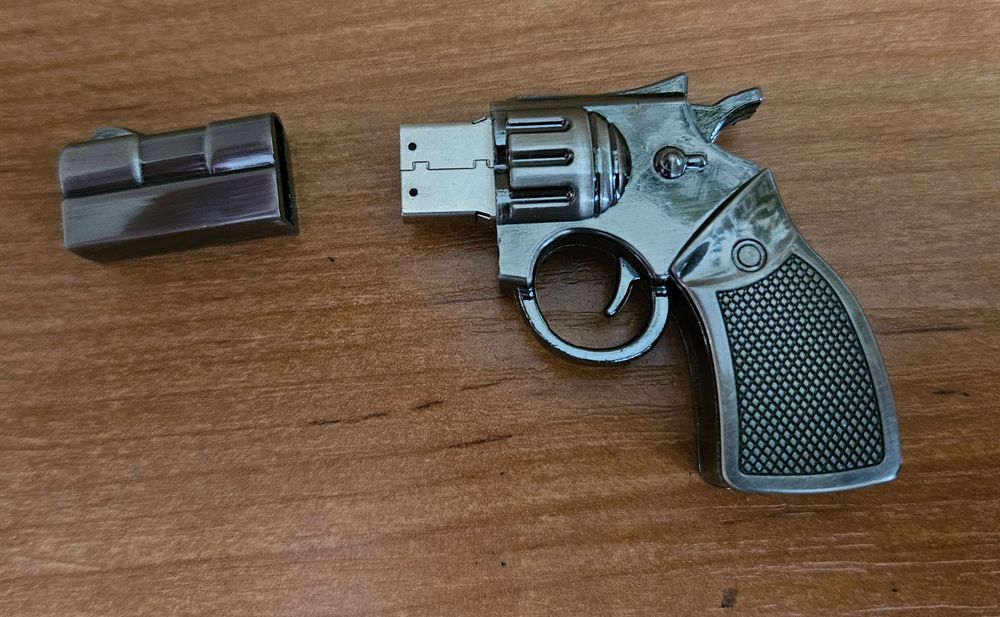 Pendrive pistolet rewolwer