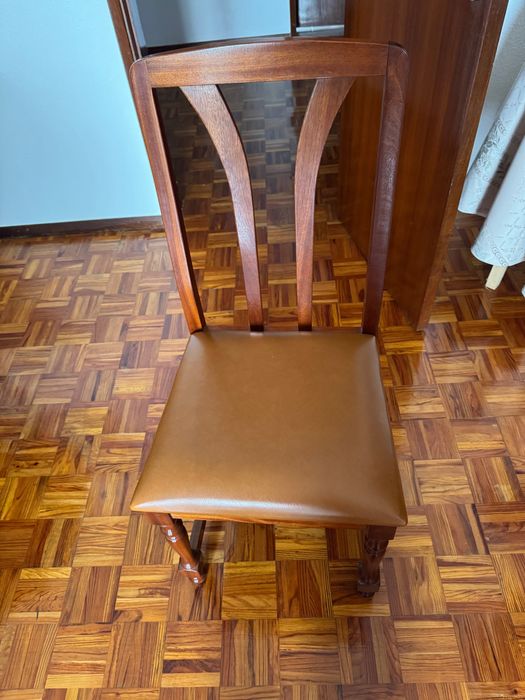 Mesa de sala com 6 cadeiras