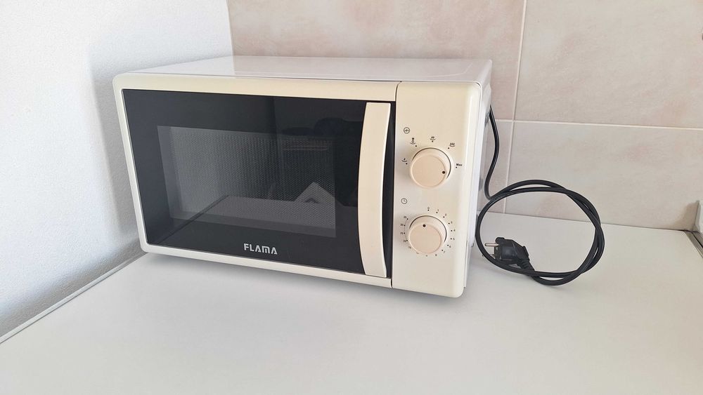 Microondas FLAMA em excelente estado de funcionamento!