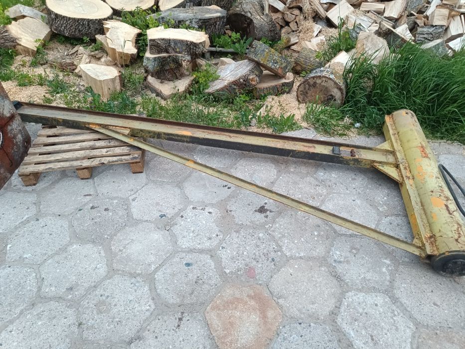 Żuraw słupowy warsztatowy wciągarka