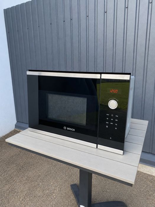 мікрохвильова піч Bosch BFL523MS0 — 800 Вт, стильна та практична