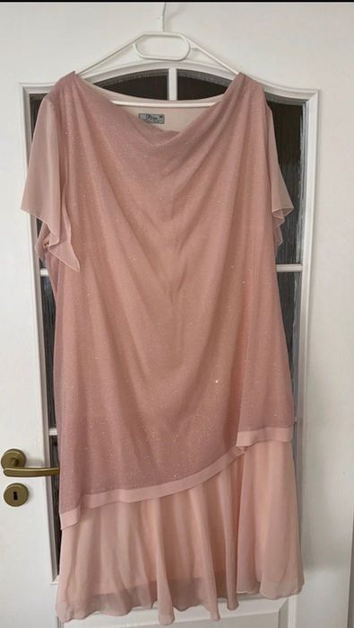 Błyszcząca sukienka pudrowy róż