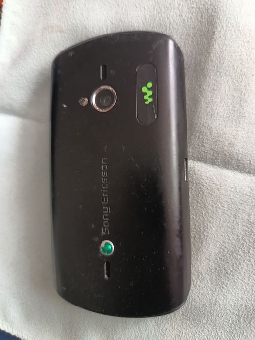 Sony Ericson WT 19 i ładowarka w komplecie