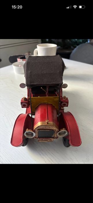 Replika auta w kolorze czerwonym