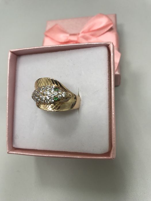 Золотое кольцо 585 пробы масса 5.72 с камнями в форме кобры