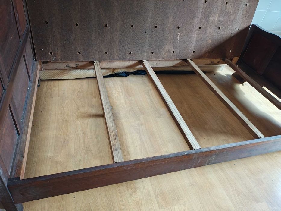 Cama antiga de solteiro em madeira