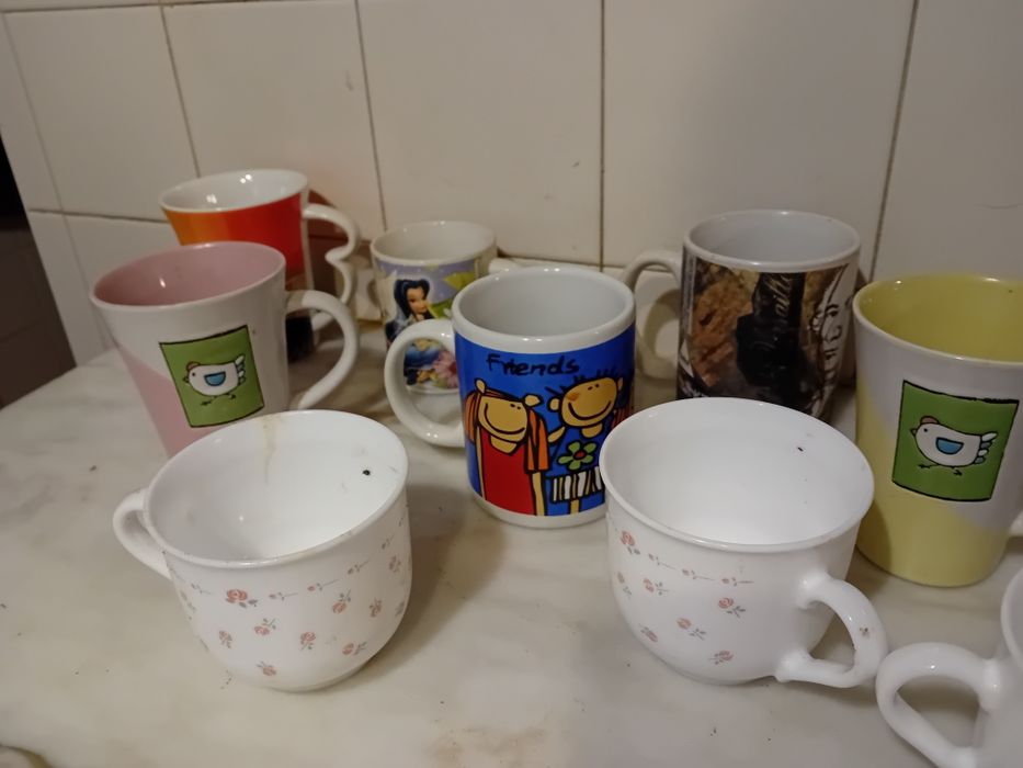 Conjunto de Canecas e Chávenas Diversas