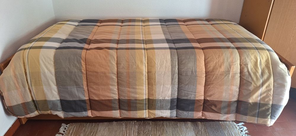 Cama dupla com colchões