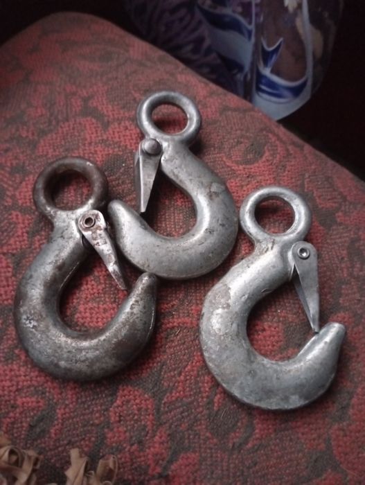 Продам крючки для буксира.