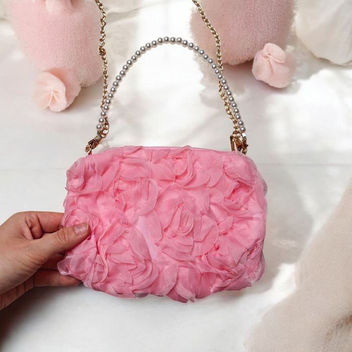 Cudna różowa torebka wizytowa na łańcuszku z perłowym uchwytem