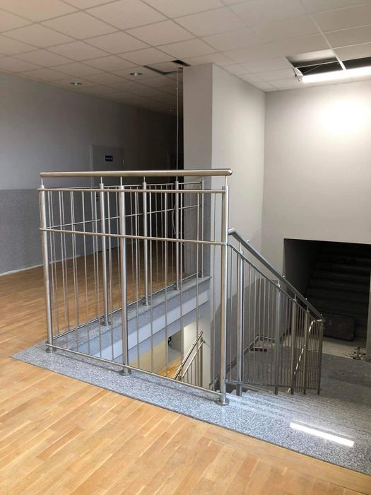 Balustrady nierdzewne podjazdy dla osób niepełnosprawnych