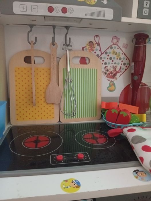 Sprzedam kuchenke zabawkowa z akcesoriami widocznymi na zdjeciach