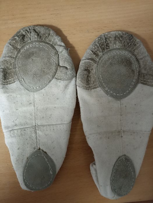 Продам чешки білого кольору та балетки чорного та білого кольору